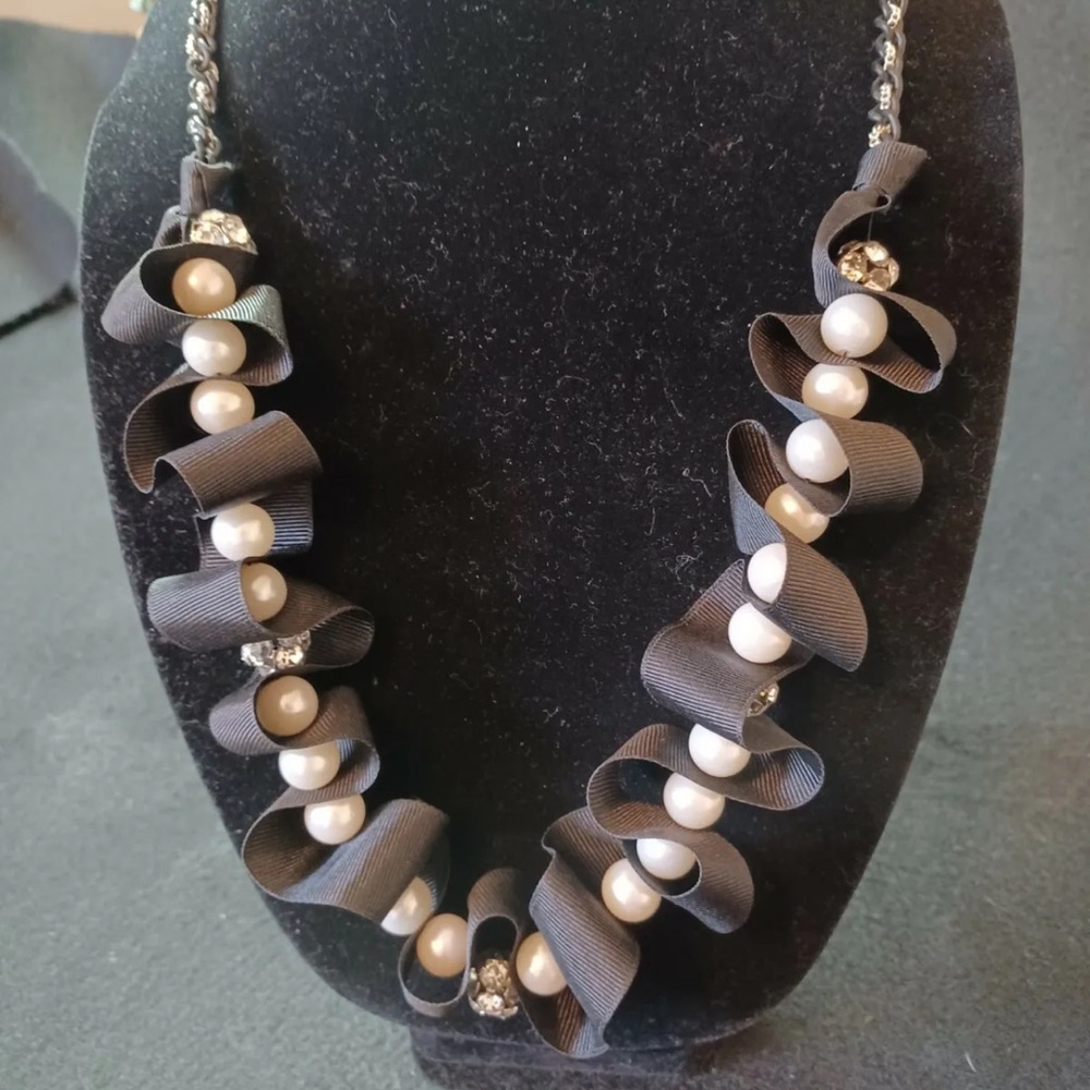 NWOT BETSEY JOHNSON PEARL AND DIAMOND NECKLACE